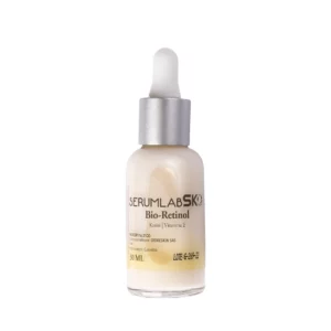 Sérum facial Bio-retinol SerumlabSK es una alternativa segura y efectiva a los retinoides, es derivado de origen vegetal. Funciona como un concentrado antiedad intensivo con BIO-retinol combinado con Vitamina E (antioxidante, proteje a las células de los radicales libres) y Karité (ayuda a mantener la humectación de la piel, tiene efecto suavizante además de ser excelente protector de la piel) para una eficacia de regeneración óptima. Incrementa la elasticidad y la re-densificación de la piel dando mejor aspecto, tiene efecto atioxidante ayudando a prevenir el envejecimiento prematuro a causa de los radicales libres. Corrige arrugas profundas y promueve la renovación celular, la producción de colágeno y elastina. Posee estudios comparativos frente al Retinol, en donde se pudo comprobar la eficacia y seguridad, el BIO-retinol es un activo del Retinol con los mismos efectos, pero sin producir las reacciones que generalmente produce éste último como son el enrojecimiento, descamación y picazón