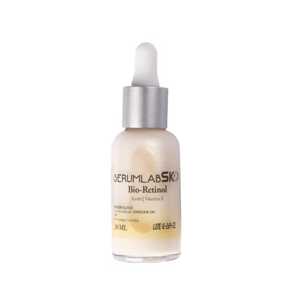 Sérum facial Bio-retinol SerumlabSK es una alternativa segura y efectiva a los retinoides, es derivado de origen vegetal. Funciona como un concentrado antiedad intensivo con BIO-retinol combinado con Vitamina E (antioxidante, proteje a las células de los radicales libres) y Karité (ayuda a mantener la humectación de la piel, tiene efecto suavizante además de ser excelente protector de la piel) para una eficacia de regeneración óptima. Incrementa la elasticidad y la re-densificación de la piel dando mejor aspecto, tiene efecto atioxidante ayudando a prevenir el envejecimiento prematuro a causa de los radicales libres. Corrige arrugas profundas y promueve la renovación celular, la producción de colágeno y elastina. Posee estudios comparativos frente al Retinol, en donde se pudo comprobar la eficacia y seguridad, el BIO-retinol es un activo del Retinol con los mismos efectos, pero sin producir las reacciones que generalmente produce éste último como son el enrojecimiento, descamación y picazón