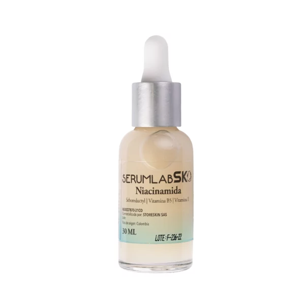 Sérum facial Niacinamida SerumlabSK ayuda a disminuir el tamaño de los poros, mejorando la textura de la piel, protege del daño producido por la luz azul, reduce la apareiencia de las líneas finas de expresión, mejora la elasticidad de la piel además de balancear el tono no uniforme de la piel. Protege de los contamientes urbanos fortaleciendo la barrera cutánea. Actúa como coenzima en la producción de energía en las céluas y ayuda a la reparación del ADN celular y la homeostasis de la piel, la concentración es del 5%. Contiene Seboreductyl el cual regula la producción de sebo, por lo que la piel se ve menos brillante, ayuda a disminuir el tamaño del poro. Además posee Pantenol que es un hidratante profundo, tiene efecto anti.inflamatorio y estimula la cicatrización. Otro de sus compuestos es la vitamina E, reconocida por su actividad antioxidante protegiendo a las céluas de los radicales libres
