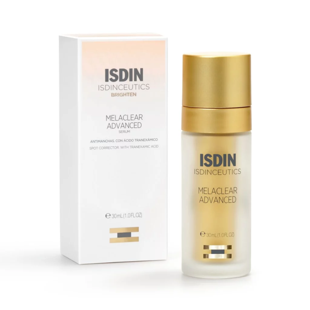 Frasco y caja del sérum antimanchas Isdinceutics Melaclear Advanced de 30 ml, con envase dorado translúcido y diseño elegante.