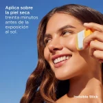 ISDIN Protector Solar Invisible Stick SPF 50, protección en formato práctico.