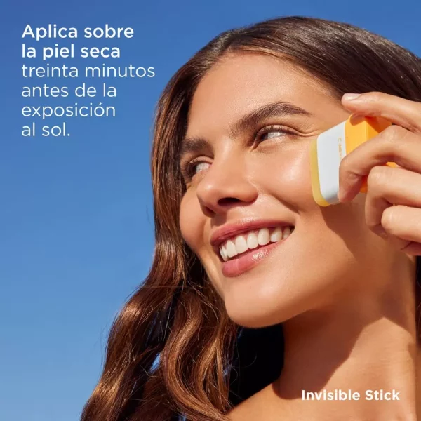 ISDIN Protector Solar Invisible Stick SPF 50, protección en formato práctico.