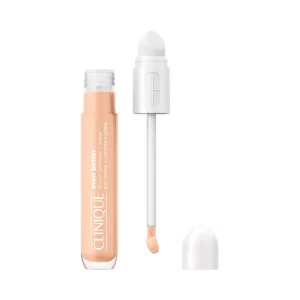 Corrector líquido Clinique Even Better en tono claro con aplicador de esponja blanco.