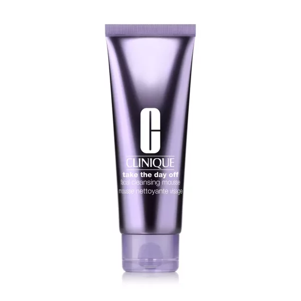 Envase del Limpiador Facial Mousse Clinique Take The Day Off de 125 ml, color morado, para piel grasa o mixta.