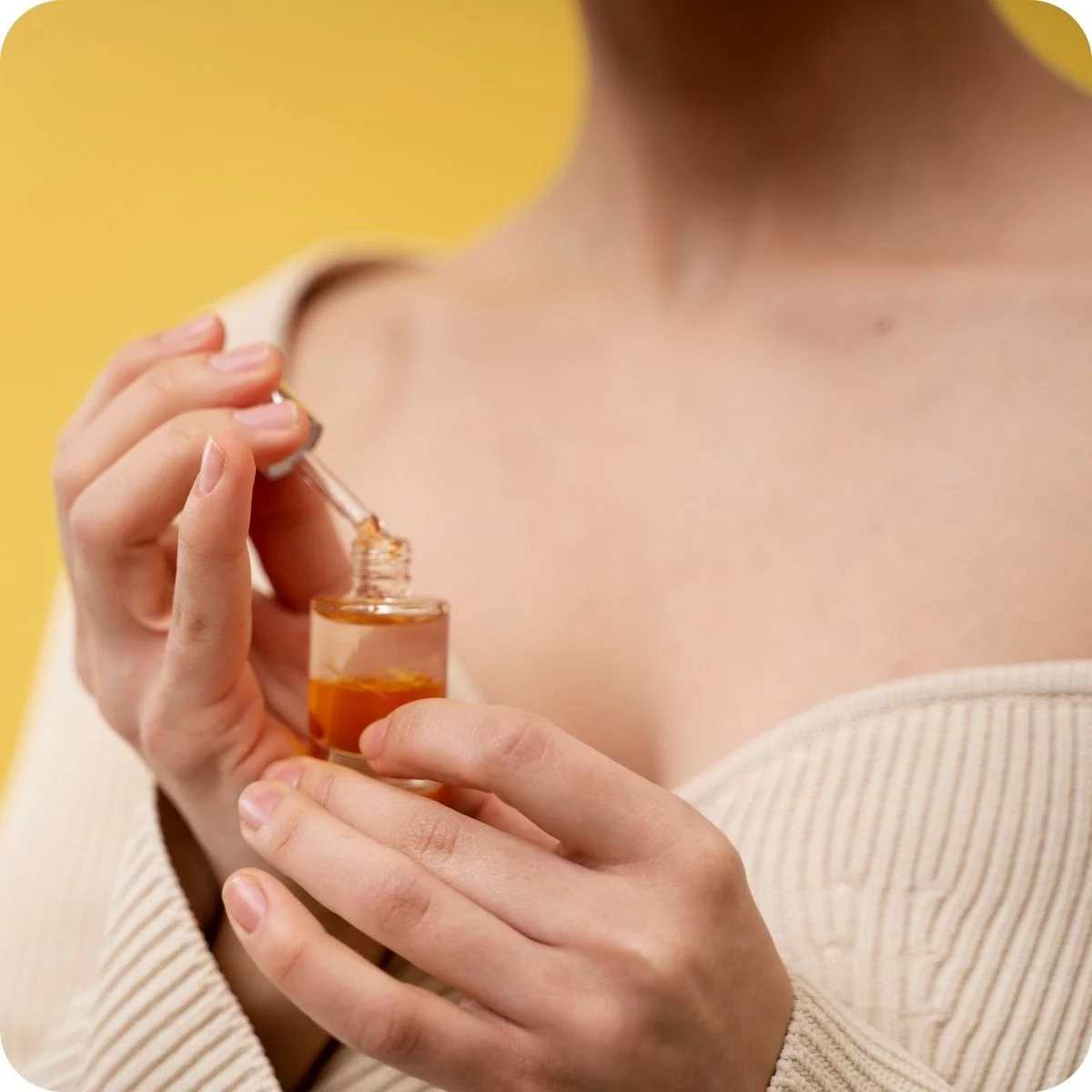 Serum de vitamina C sostenido por una mujer