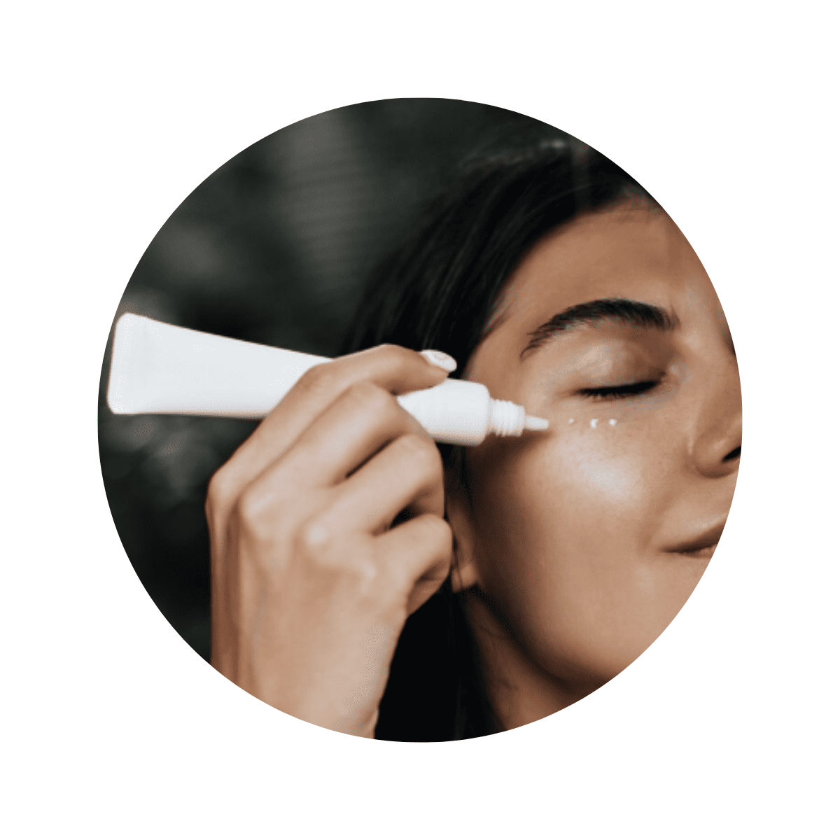 Crema contorno de ojos con extracto de vitamina C aplicándose en rostro